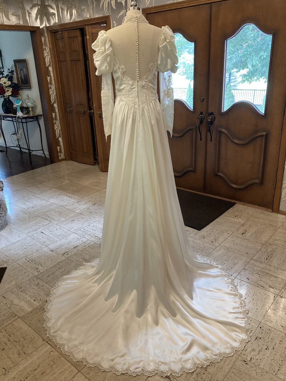 Vintage Ivory Satin and Lace Wedding Gown - Picture 5 of 16
